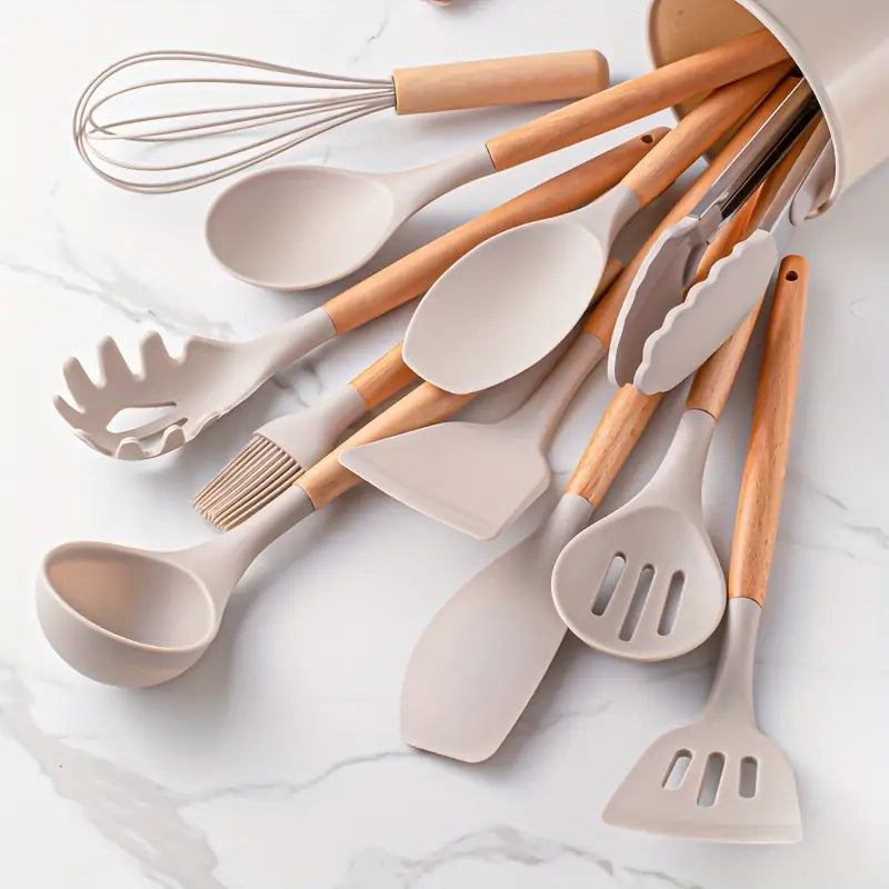 Set 12 ustensile de gatit din silicon, maner rezistent din bambus