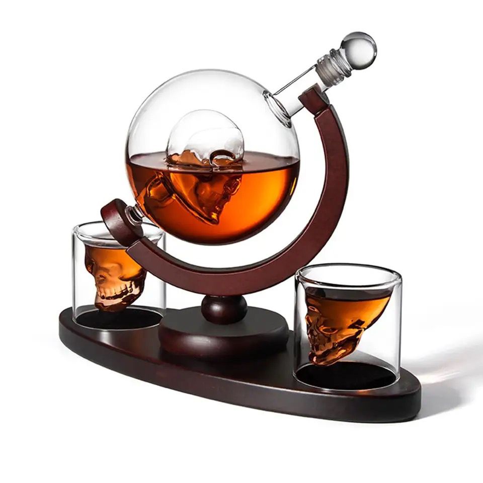 Set pentru Cognac, Whiskey, Sticla-decantor model Cap de Mort si 2 pahare - Auros