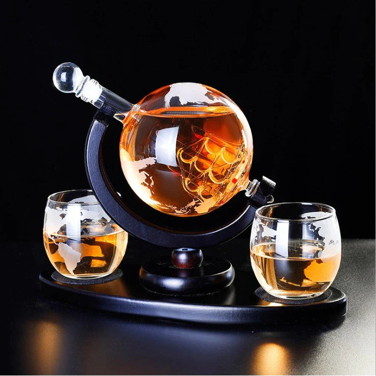 Set decantor cu doua pahare din sticla, design Glob Pamantesc, cu suport de lemn, 850 ml - Auros